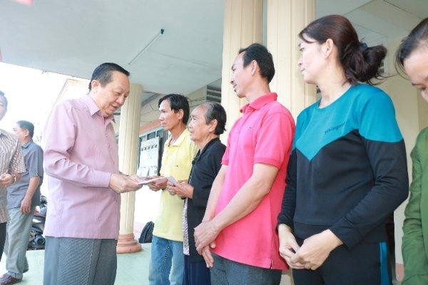 Ông Nguyễn Thành Thế, Phó Bí thư thường trực Tỉnh ủy thăm hỏi, tặng quà cho các hộ dân bị ảnh hưởng bởi sạt lở.