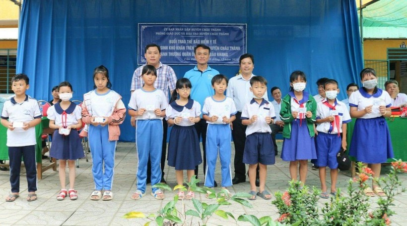 Trao bảo hiểm y tế cho học sinh khó khăn trên địa bàn huyện Châu Thành (An Giang).
