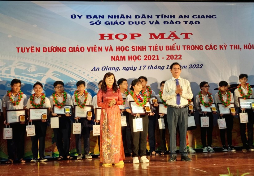Ông Lê Văn Phước - Phó Chủ tịch UBND tỉnh và bà Trần Thị Ngọc Diễm- Giám đốc Sở GD&ĐT trao khen thưởng cho học sinh tiêu biểu