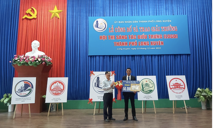 BTC trao giải nhất Hội thi sáng tác biểu trưng (logo) thành phố Long Xuyên.