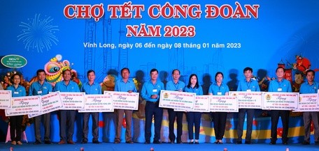 Tổng Liên đoàn Lao động Việt Nam trao quà cho đoàn viên, công nhân lao động có hoàn cảnh khó khăn trên địa bàn tỉnh Vĩnh Long