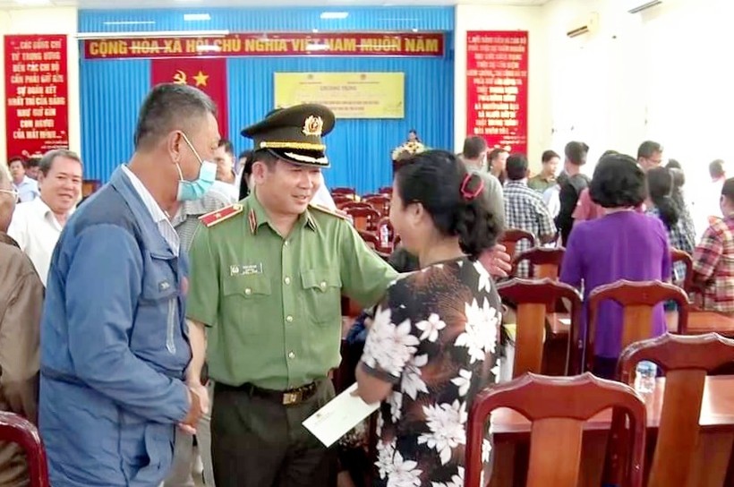 Lãnh đạo Công an Quảng Ninh cùng An Giang thăm tặng quà gia đình chính sách ảnh 1