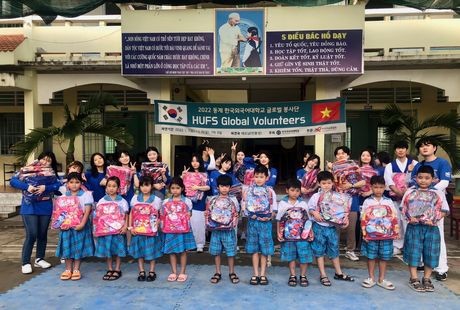 Đoàn sinh viên Trường ĐH Ngoại ngữ Hankuk tặng quà cho học sinh.