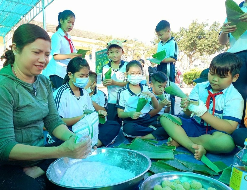 Trường học An Giang tổ chức nhiều hoạt động hỗ trợ học sinh khó khăn vui Tết ảnh 1