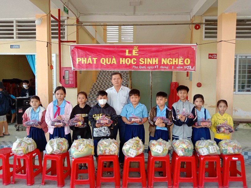 Trường tiểu học Phú Quới C tặng quà cho học trò.