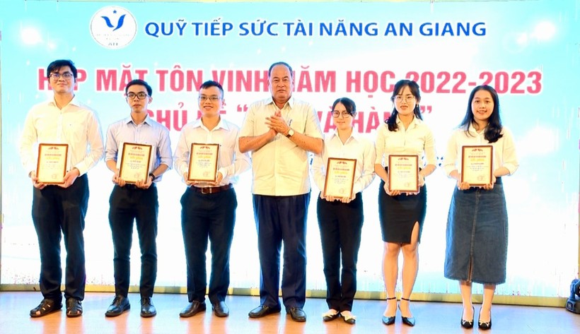 Ông Nguyễn Thanh Bình - Chủ tịch UBND tỉnh An Giang trao thưởng cho sinh viên xuất sắc, tiêu biểu.