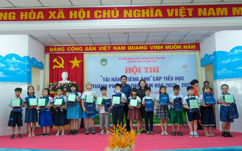 Lãnh đạo ngành GD quận Ninh Kiều tặng quà cho học sinh tham dự hội thi.
