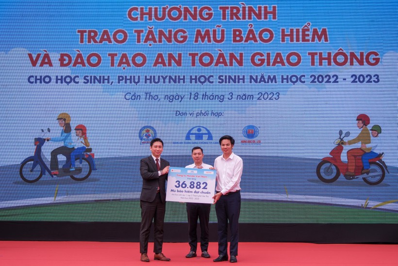 Đại diện Ủy ban ATGTQG và Honda Việt Nam trao tượng trưng.