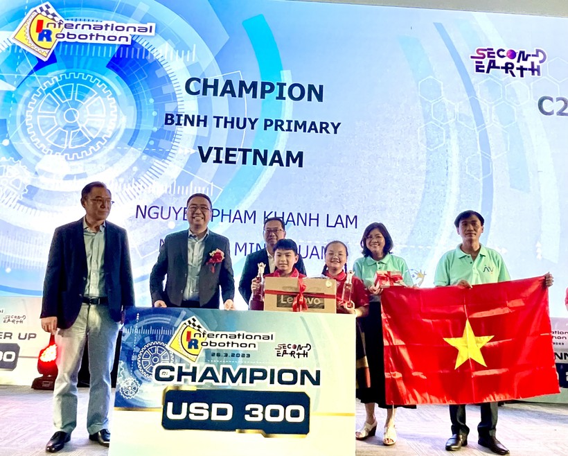 Học sinh Cần Thơ đã xuất sắc đạt giải Vô địch (Champion) tại Cuộc thi Robothon Quốc tế 2023.