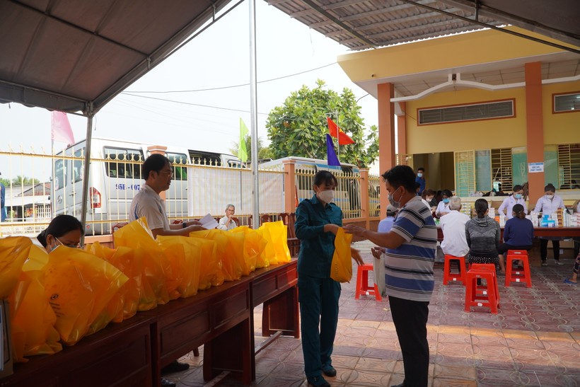 Người dân Khmer ở Cần Thơ được tặng quà và khám bệnh miễn phí ảnh 1