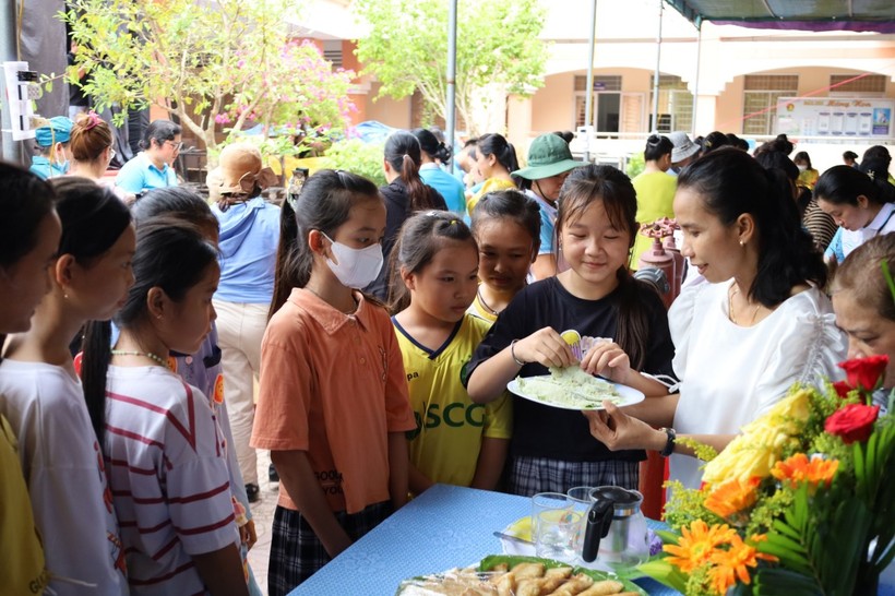 Mang Tết về phum sóc cho đồng bào Khmer ảnh 5