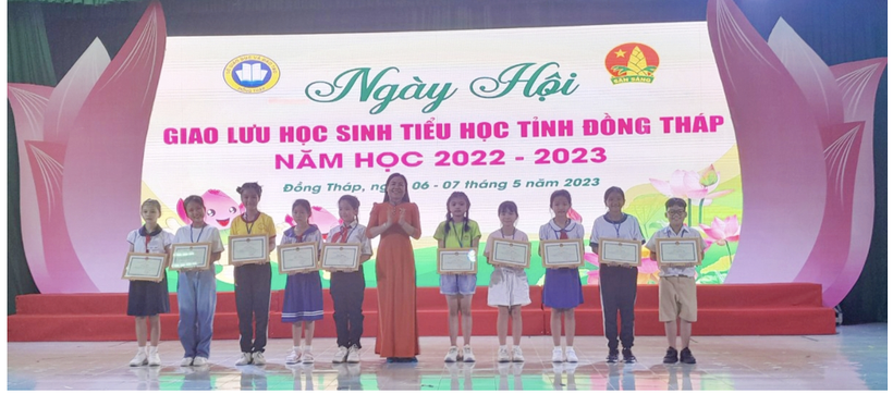 Bà Ngô Thuý Anh, Trưởng phòng Phòng Giáo dục Mầm non - Tiểu học, Sở GDĐT trao thưởng cho học sinh đạt giải.