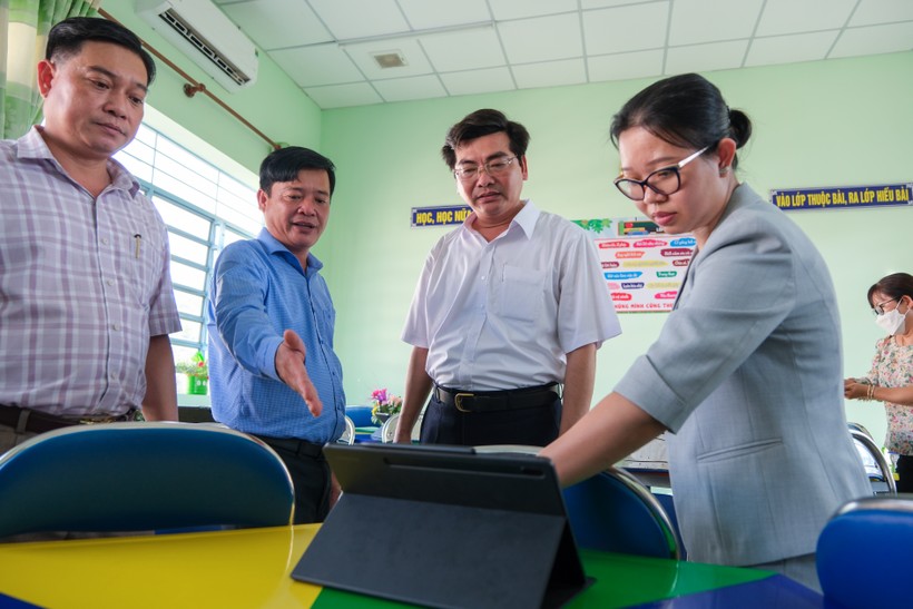 Lãnh đạo Sở GD&ĐT cùng địa phương tham quan phòng học thông minh tại Trường THCS thị trấn Thới Lai (huyện Thới Lai) ảnh 1