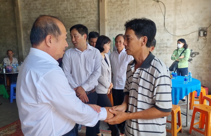 Ông Đoàn Tấn Bửu, Phó Chủ tịch UBND tỉnh Đồng Tháp đã đến chia buồn, động viên gia đình.
