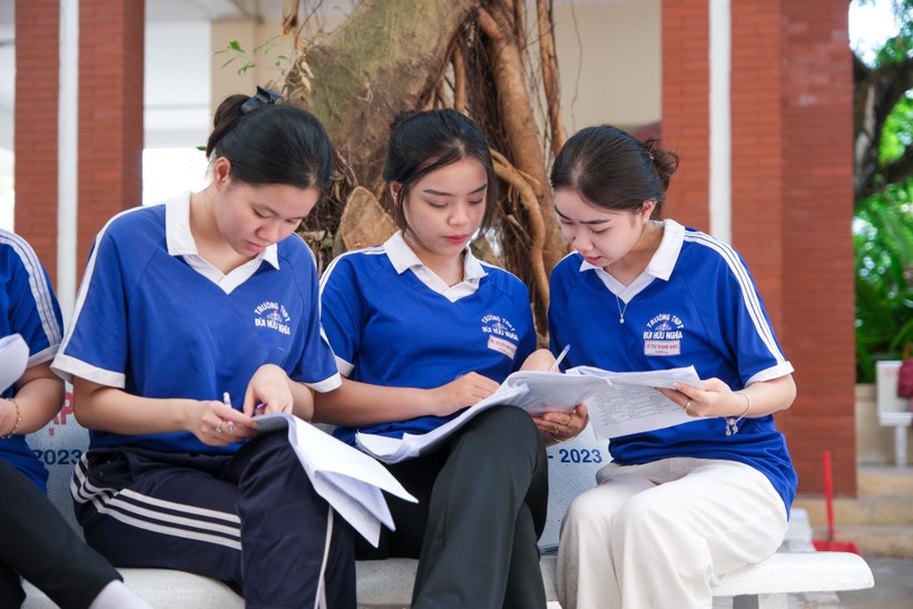 Học sinh Trường THPT Bùi Hữu Nghĩa, TP Cần Thơ ôn bài tại sân trường.