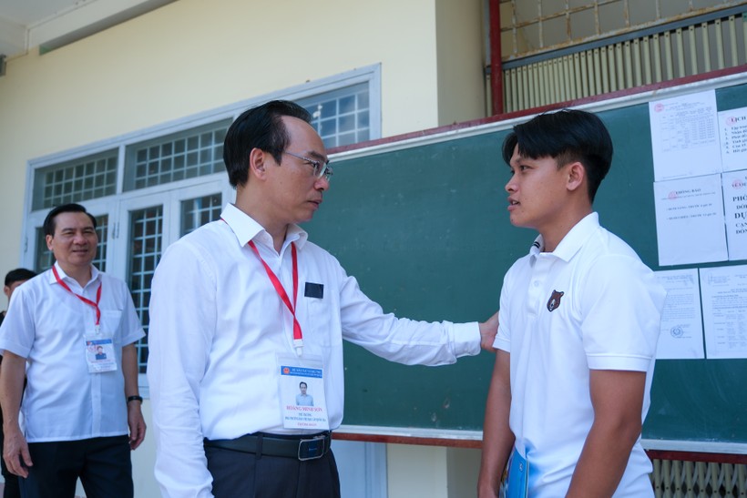 Thứ trưởng Hoàng Minh Sơn thăm hỏi thí sinh sau khi kết thúc bài thi tổ hợp tại điểm thi Trường THPT Đỗ Công Tường.