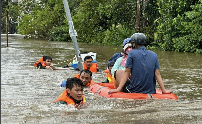 Xuyên đêm hỗ trợ người dân Phú Quốc bị ảnh hưởng bão số 1 ảnh 1