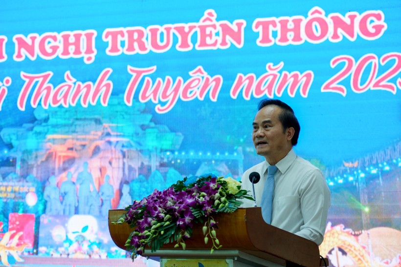 Ông Hoàng Việt Phương, Phó chủ tịch Ủy ban nhân dân tỉnh Tuyên Quang phát biểu hội nghị. ảnh 1