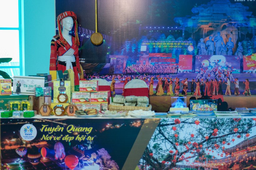 Không gian trưng bày sản phẩm du lịch tỉnh Tuyên Quang tại hội nghị. ảnh 2