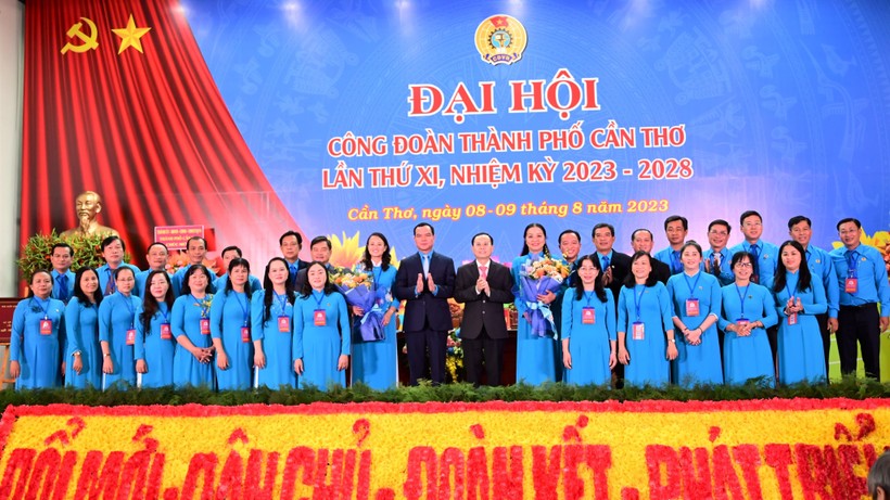Ban Chấp hành LĐLĐ TP Cần Thơ nhiệm kỳ 2023-2028 ra mắt đại hội và chụp ảnh lưu niệm cùng lãnh đạo Tổng LĐLĐ Việt Nam, lãnh đạo Thành ủy Cần Thơ. Ảnh: Đạt Phan