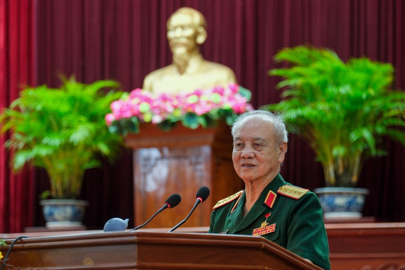Đại tướng Phạm Văn Trà trao học bổng cho học sinh TP. Cần Thơ ảnh 6