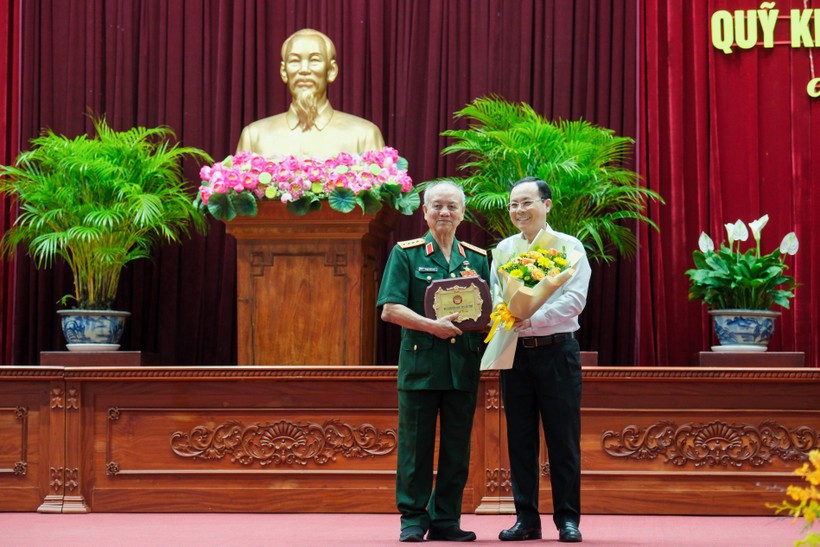 Đại tướng Phạm Văn Trà trao học bổng cho học sinh TP. Cần Thơ ảnh 1