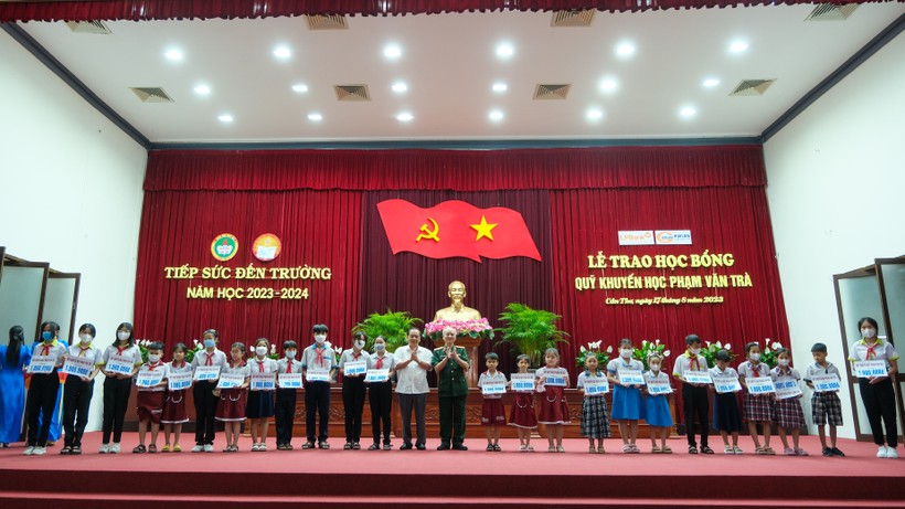Đại tướng Phạm Văn Trà trao học bổng cho học sinh TP. Cần Thơ ảnh 4