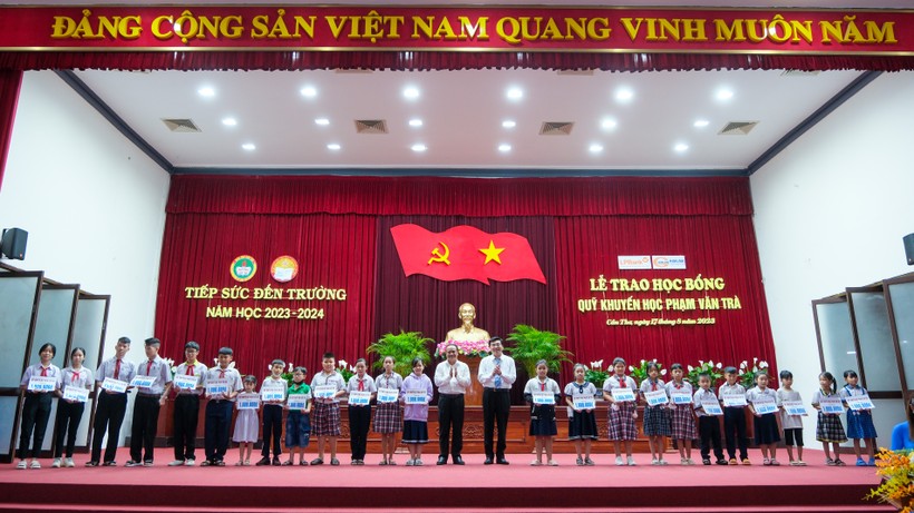 Đại tướng Phạm Văn Trà trao học bổng cho học sinh TP. Cần Thơ ảnh 5