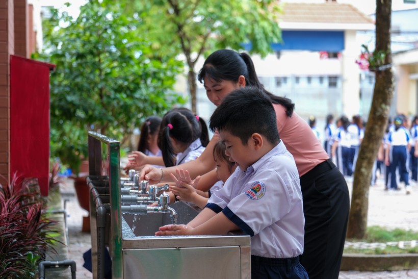 Thầy và trò trường tiểu học Cái Khế 1, quận Ninh Kiều tăng cường công tác phòng dịch bệnh. ảnh 1