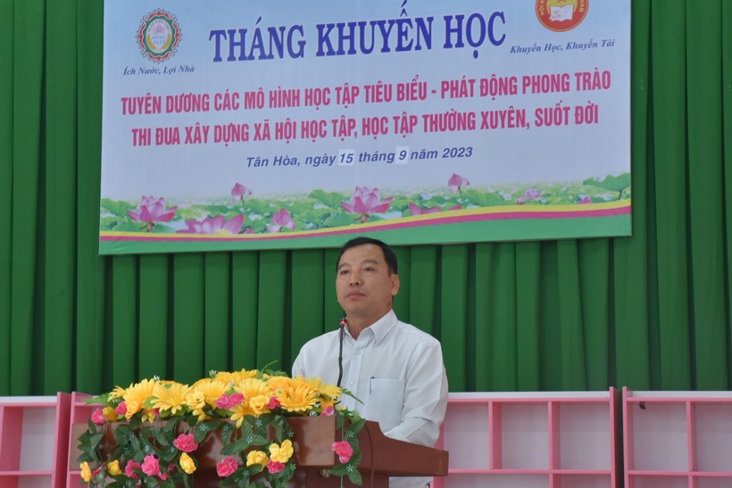 Ông Phan Văn Phụng, Quyền Chủ tịch UBND huyện Thanh Bình đọc diễn văn phát động. ảnh 1
