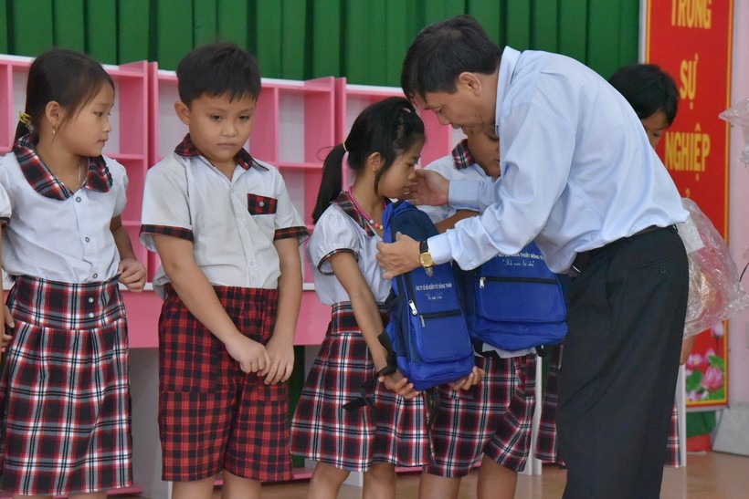 Ông Phan Văn Thắng, Phó Bí thư Thường trực Tỉnh ủy trao tặng học bổng và thiết bị học tập cho các em ảnh 2