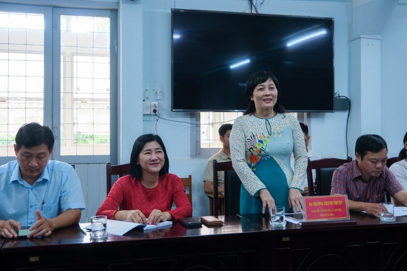 Đại diện lãnh đạo Ngành GD tỉnh và huyện Vũng Liêm chia sẻ tại buổi làm việc. ảnh 3