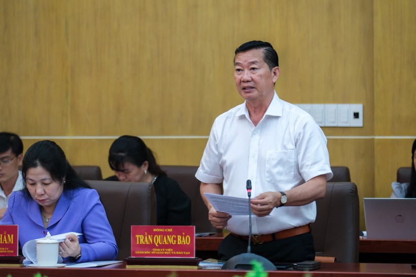 Ông Trần Quang Bảo, Giám đốc Sở GD&ĐT tỉnh Kiên Giang báo cáo kết quả thực hiện 10 năm Nghị quyết 29. ảnh 1