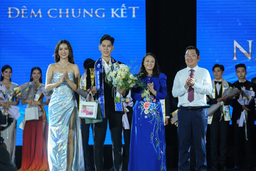 Ban Tổ chức trao giải Nam vương và Hoa khôi tại vòng chung kết Hội thi. ảnh 7