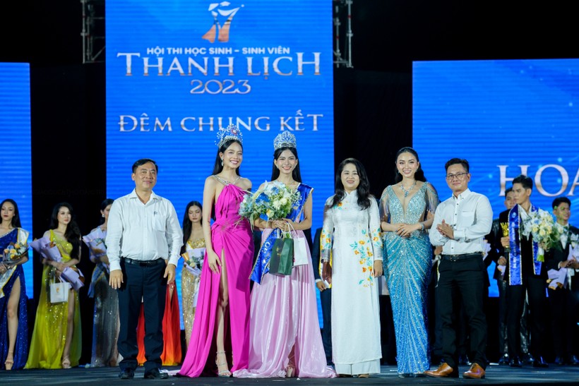 Ban Tổ chức trao giải Nam vương và Hoa khôi tại vòng chung kết Hội thi. ảnh 8