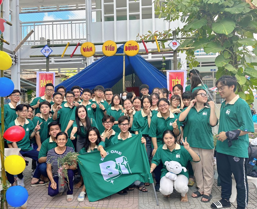 Kim Ngọc tham gia hoạt động phong trào tại trường THPT Phan Ngọc Hiển. ảnh 2