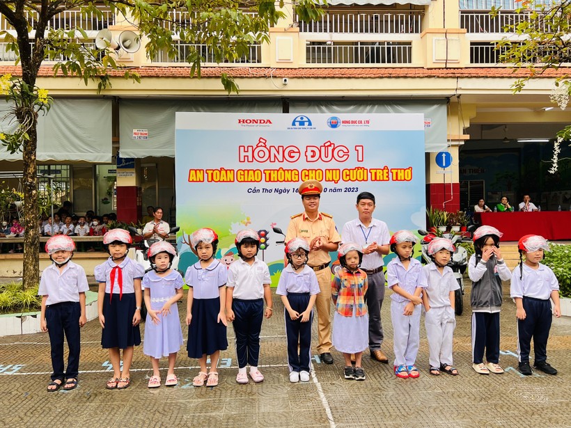 Ban ATGT thành phố tặng nón bảo hiểm cho học sinh trường TH Lê Quý Đôn, quận Ninh Kiều (TP. Cần Thơ)