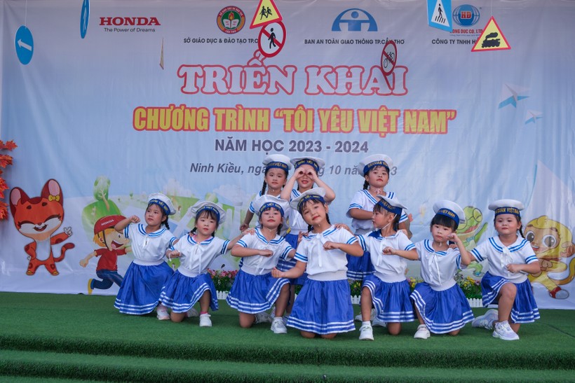 Tiết mục văn nghệ do trẻ mầm non Rạng Đông, quận Ninh Kiều biểu diễn