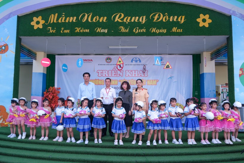 Dịp này, Ban ATGT trao tặng nón bảo hiểm cho trẻ mầm non Rạng Đông (quận Ninh Kiều, TP Cần Thơ)