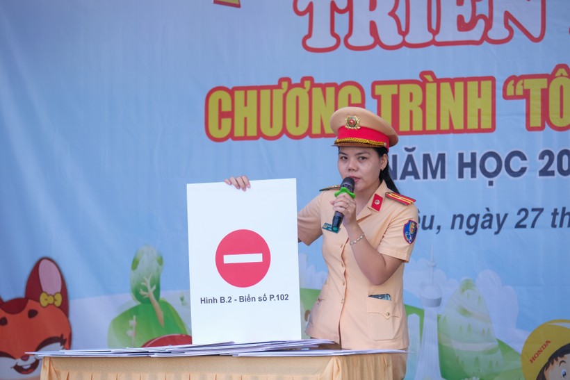 Tại buổi sinh hoạt chuyên đề, Thiếu tá Nguyễn Thị Thùy Trang - Cán bộ Phòng Cảnh sát giao thông đường bộ, đường sắt Công an thành phố Cần Thơ hướng dẫn trẻ nhận diện một số biển báo hiệu giao thông đường bộ.