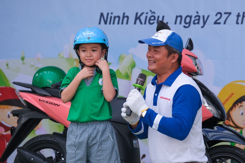 Cùng đội Hướng dẫn lái xe an toàn Honda Việt Nam thuộc công ty TNHH Hồng Đức, triển khai nội dung hướng dẫn việc lựa chọn và đội mũ bảo hiểm đúng quy cách, tư thế ngồi trên xe cho trẻ và một số lưu ý cho phụ huynh khi tham gia giao thông bằng xe máy.