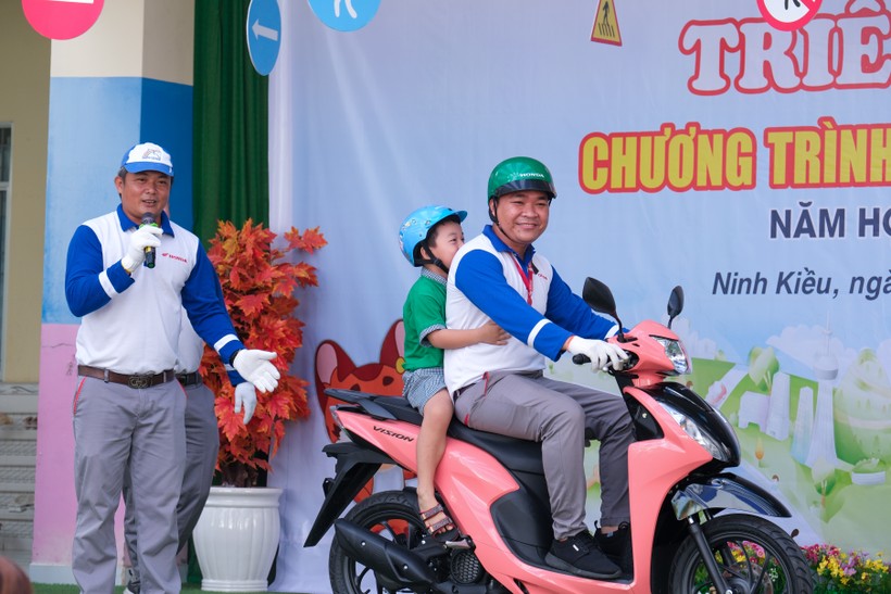 Cùng đội Hướng dẫn lái xe an toàn Honda Việt Nam thuộc công ty TNHH Hồng Đức, triển khai nội dung hướng dẫn việc lựa chọn và đội mũ bảo hiểm đúng quy cách, tư thế ngồi trên xe cho trẻ và một số lưu ý cho phụ huynh khi tham gia giao thông bằng xe máy.