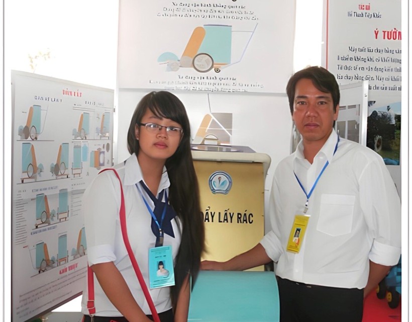 Thầy Thanh Tùng hướng dẫn học sinh tham dự cuộc thi sáng tạo KHKT cấp quốc gia.