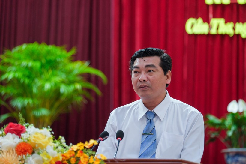Ông Trần Thanh Bình, Giám đốc Sở GD&ĐT trình dự thảo Nghị quyết tại kỳ họp thứ 13 của HĐND TP Cần Thơ.