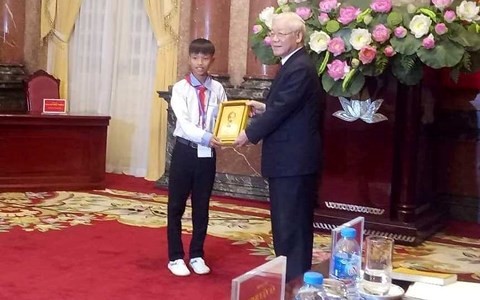 Tổng Bí thư - Chủ tịch Nước Nguyễn Phú Trọng tặng ảnh Bác Hồ cho em Võ Hồng Hiếu.