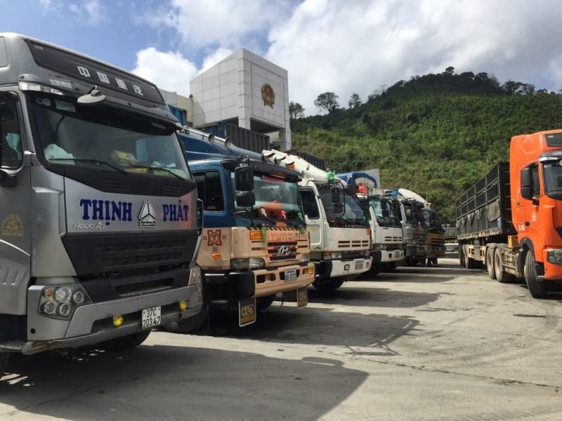 Hàng loạt xe hàng của DN bị "giam" khi đi qua cửa khẩu quốc tế Cầu Treo.
