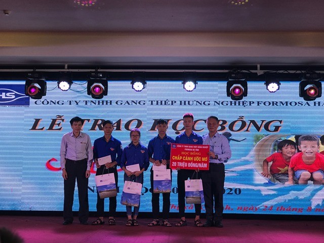 Lãnh đạo Formosa Hà Tĩnh trao quà cho các em học sinh.