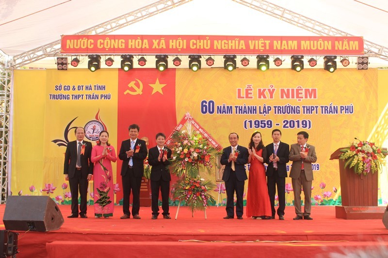 Lãnh đạo Sở GD&ĐT Hà Tĩnh chúc mừng Trường THPT Trần Phú nhân dip lễ kỷ niệm.