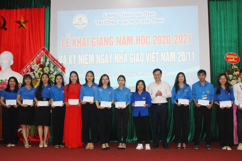 BGH trường ĐH Hà Tĩnh và các nhà tài trợ, tổ chức trao học bổng cho 65 học sinh có thành tích xuất sắc.
