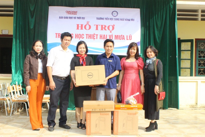 Cô giáo Lê Thị Kim Ngân (hiệu trưởng trường Tiểu học Song ngữ Vũng Tàu) và đại diện Báo GD&TĐ trao tặng 25 bộ bàn ghế và đồ dùng bán trú cho trường Tiểu học Cẩm Vịnh và Cẩm Mỹ.